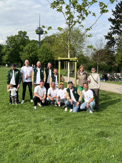 Nachhaltigkeit - Baumtaufe Rosi im Grngrtel mit den Grngrtelrosen und der KlnerGrnstiftung im April 2025 (Photo 2)