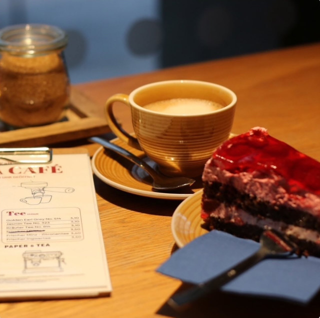 Nachhaltigkeit - Frischer Kaffee von der Klner Rsterei Ernst und kstlichen vegangen Kuchen von Rtkehlchen gibt es im Cafe GLORIA (Photo 4)
